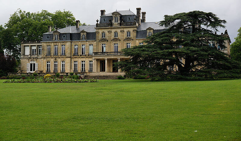 800px-Château_Bourran_sous_la_pluie_Merignac_33 (1)