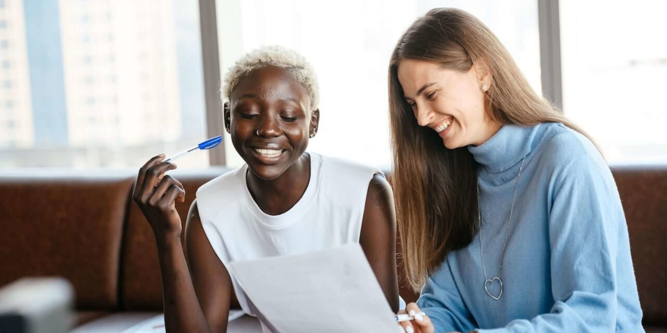 Deux femmes sourient en travaillant