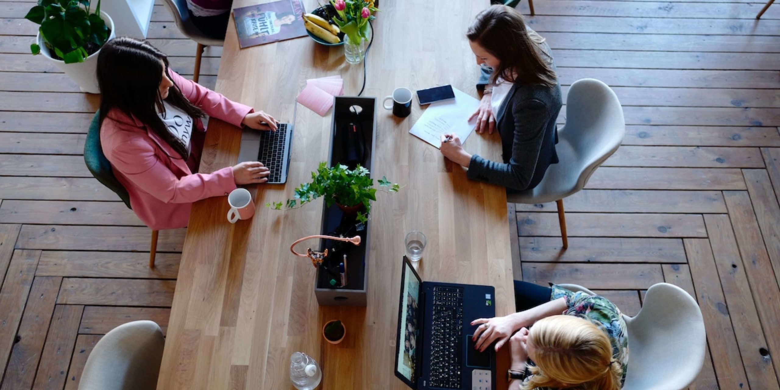 Trois personnes travaillant dans un espace de coworking