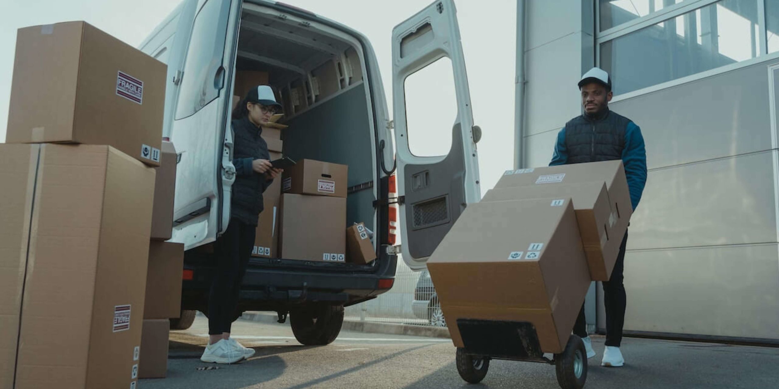 Déménageurs qui vident les cartons de leur camion