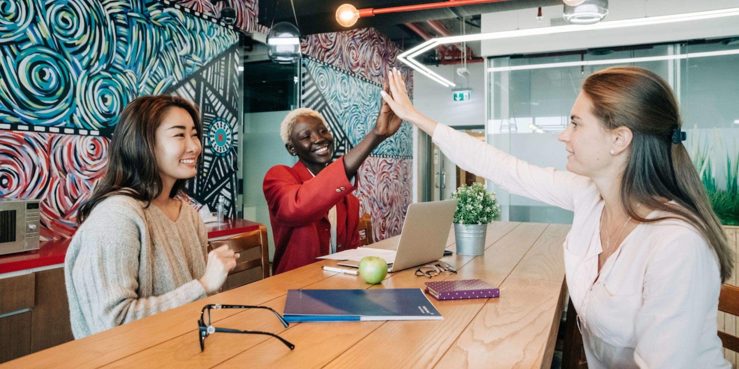 Femmes se tapent dans la main dans un espace de coworking