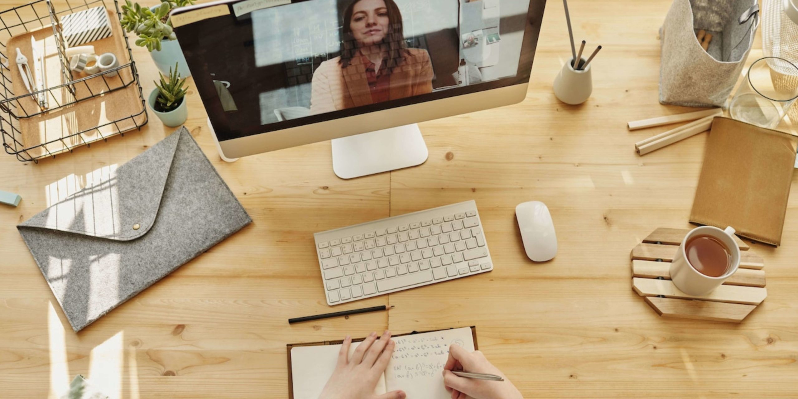 Bureau de travail avec une personne en appel vidéo sur son ordinateur