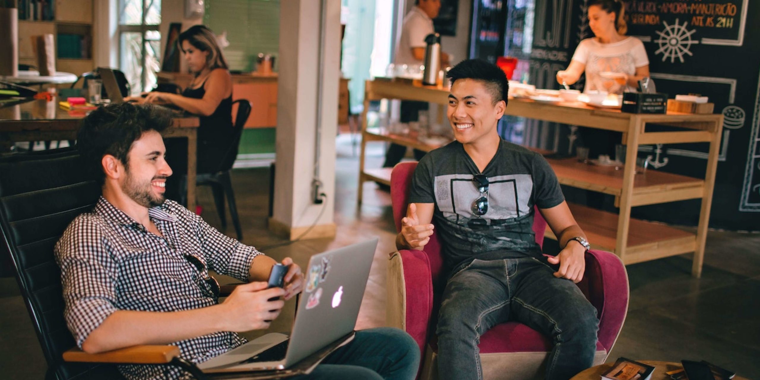 Deux hommes travaillent dans les fauteuils d'un coworking